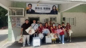 公共聯會義工們支持「東·灣點亮關懷」長者社區支援計劃，為長者安裝感應燈、防撞膠邊及防滑扶手